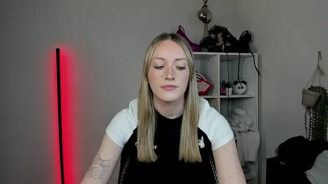 Snapshot of EvelynBlond chatting on 04/02/26, 12:36 EvelynBlond online show from 04/02/26, 12:36