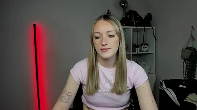 Snapshot of EvelynBlond chatting on 04/03/26, 12:36 EvelynBlond online show from 04/03/26, 12:36