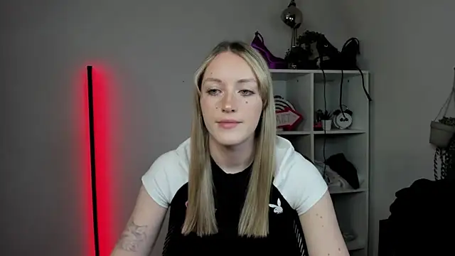 Snapshot of EvelynBlond chatting on 04/07/26, 12:27 EvelynBlond online show from 04/07/26, 12:27