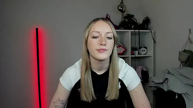 Snapshot of EvelynBlond chatting on 04/09/26, 12:32 EvelynBlond online show from 04/09/26, 12:32