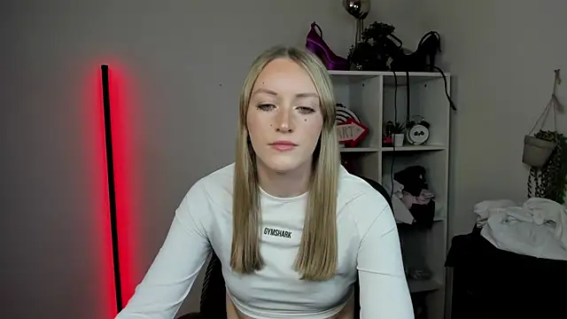 Snapshot of EvelynBlond chatting on 04/10/26, 12:43 EvelynBlond online show from 04/10/26, 12:43