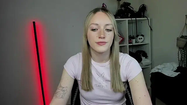 Snapshot of EvelynBlond chatting on 04/13/26, 12:32 EvelynBlond online show from 04/13/26, 12:32