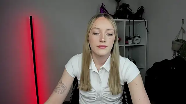 Snapshot of EvelynBlond chatting on 04/15/26, 12:23 EvelynBlond online show from 04/15/26, 12:23