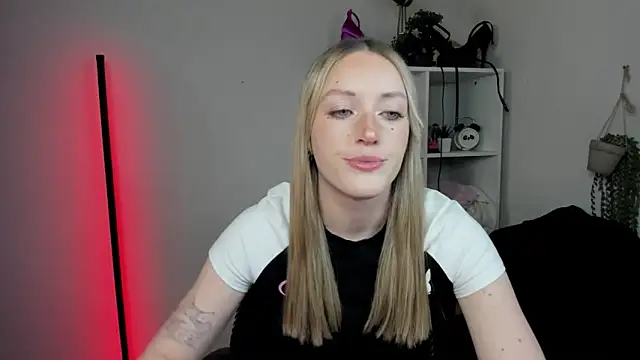 Snapshot of EvelynBlond chatting on 04/16/26, 12:39 EvelynBlond online show from 04/16/26, 12:39