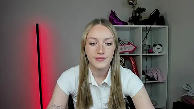 Snapshot of EvelynBlond chatting on 04/20/26, 12:30 EvelynBlond online show from 04/20/26, 12:30