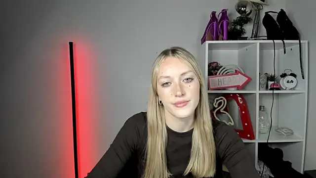 Snapshot of EvelynBlond chatting on 06/09/26, 12:39 EvelynBlond online show from 06/09/26, 12:39