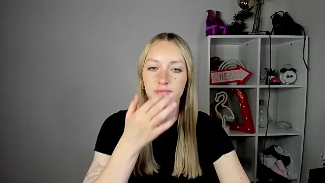 Snapshot of EvelynBlond chatting on 06/11/26, 12:36 EvelynBlond online show from 06/11/26, 12:36