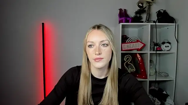 Snapshot of EvelynBlond chatting on 06/12/26, 12:37 EvelynBlond online show from 06/12/26, 12:37