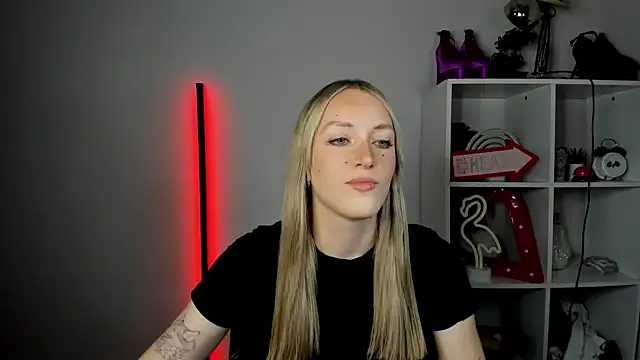 Snapshot of EvelynBlond chatting on 06/15/26, 12:40 EvelynBlond online show from 06/15/26, 12:40