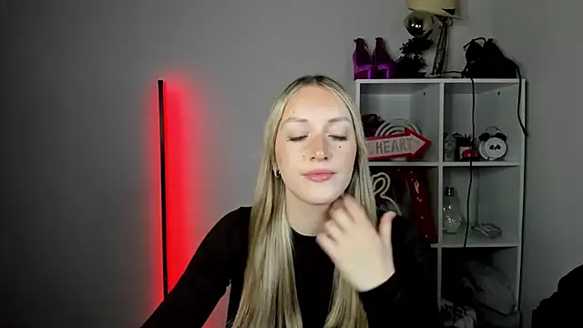 Snapshot of EvelynBlond chatting on 06/16/26, 12:41 EvelynBlond online show from 06/16/26, 12:41