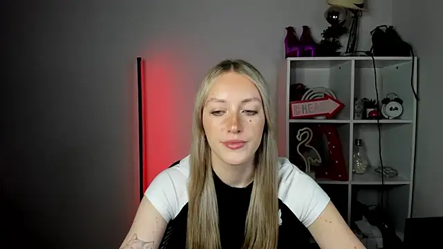 Snapshot of EvelynBlond chatting on 06/19/26, 12:42 EvelynBlond online show from 06/19/26, 12:42