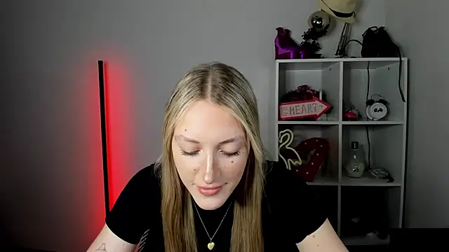 Snapshot of EvelynBlond chatting on 06/30/26, 12:39 EvelynBlond online show from 06/30/26, 12:39