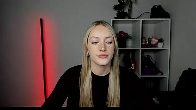 Snapshot of EvelynBlond chatting on 07/06/26, 12:46 EvelynBlond online show from 07/06/26, 12:46
