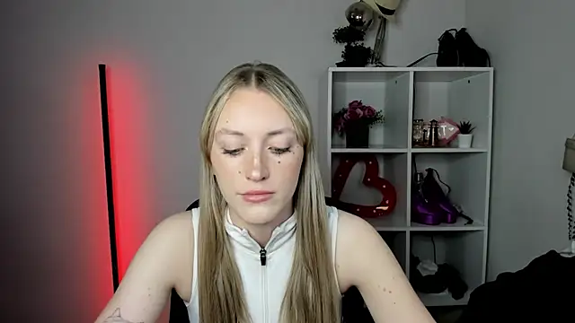 Snapshot of EvelynBlond chatting on 07/14/26, 02:01 EvelynBlond online show from 07/14/26, 02:01