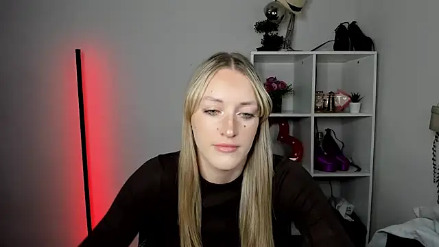 Snapshot of EvelynBlond chatting on 07/15/26, 12:32 EvelynBlond online show from 07/15/26, 12:32