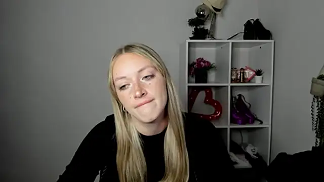 Snapshot of EvelynBlond chatting on 07/16/26, 12:33 EvelynBlond online show from 07/16/26, 12:33