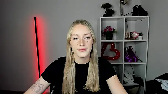 Snapshot of EvelynBlond chatting on 07/20/26, 12:29 EvelynBlond online show from 07/20/26, 12:29