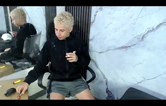 Snapshot of HollmanFronsh chatting on 11/27/25, 02:35 HollmanFronsh online show from 11/27/25, 02:35