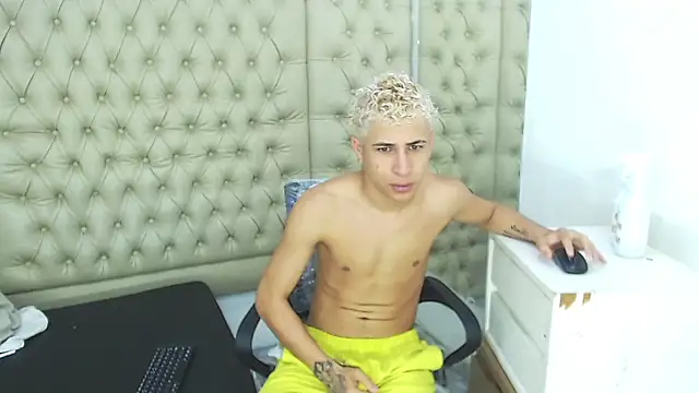 Snapshot of HollmanFronsh chatting on 11/30/25, 02:04 HollmanFronsh online show from 11/30/25, 02:04