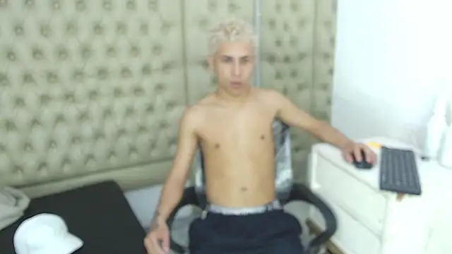 Snapshot of HollmanFronsh chatting on 12/01/25, 03:00 HollmanFronsh online show from 12/01/25, 03:00