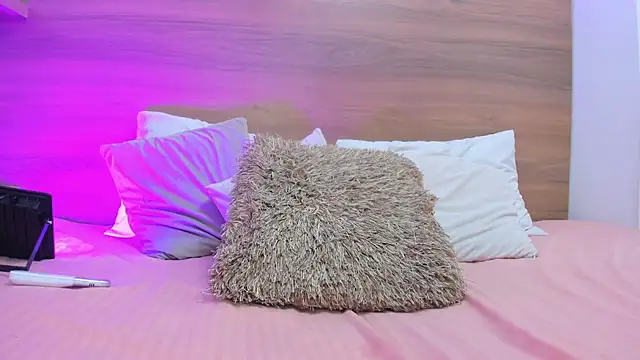 emilyrousee01 online show from 12/13/25, 07:53