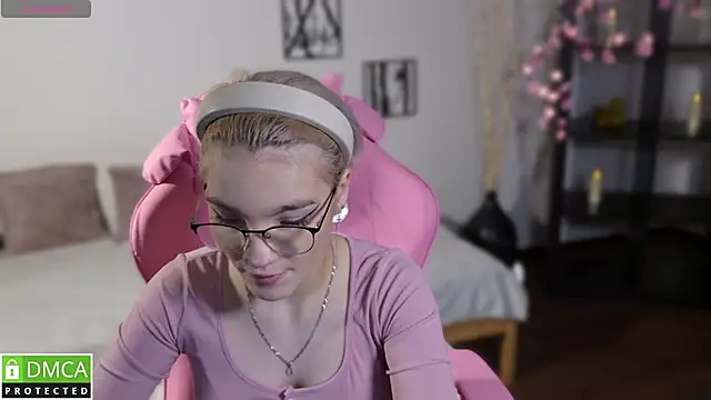 Megan Lora online show from 11/25/25, 07:30