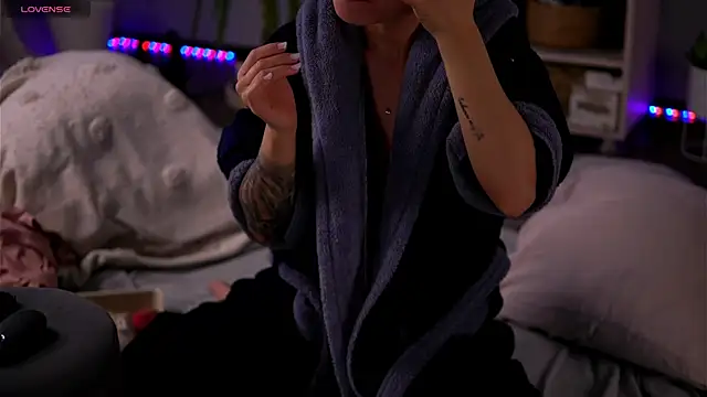 Snapshot of PureEllieX chatting on 04/12/26, 04:17 PureEllieX online show from 04/12/26, 04:17