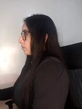 kira-stormm online show from 05/25/26, 10:16