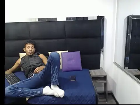 Straight latinX online show from 11/30/25, 04:16