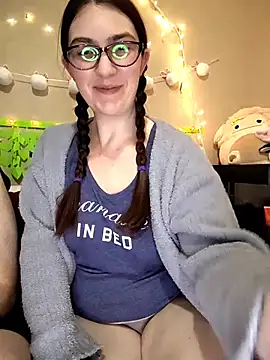 Snapshot of LaylaLucis chatting on 03/27/26, 04:18 LaylaLucis online show from 03/27/26, 04:18