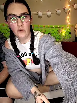 Snapshot of LaylaLucis chatting on 04/10/26, 03:45 LaylaLucis online show from 04/10/26, 03:45