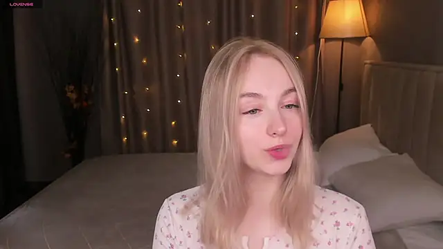 Snapshot of Shy_Polly chatting on 04/26/26, 12:08 Shy Polly online show from 04/26/26, 12:08