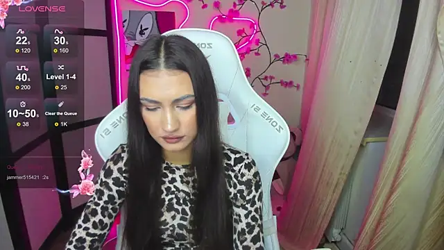 Snapshot of AdeleLuu chatting on 11/24/25, 01:27 AdeleLuu online show from 11/24/25, 01:27