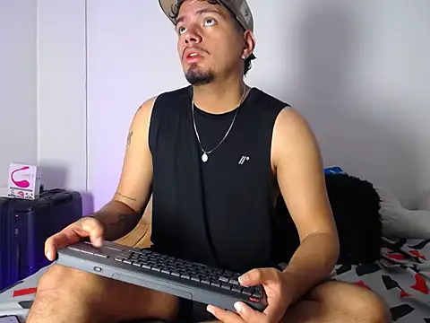 Snapshot of Henry_villa23 chatting on 11/24/25, 04:45 Henry villa23 online show from 11/24/25, 04:45