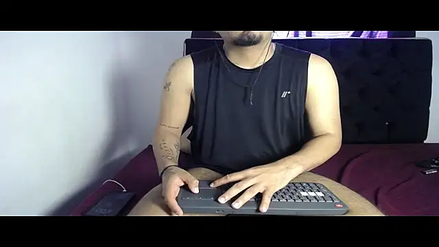 Snapshot of Henry_villa23 chatting on 11/26/25, 01:01 Henry villa23 online show from 11/26/25, 01:01