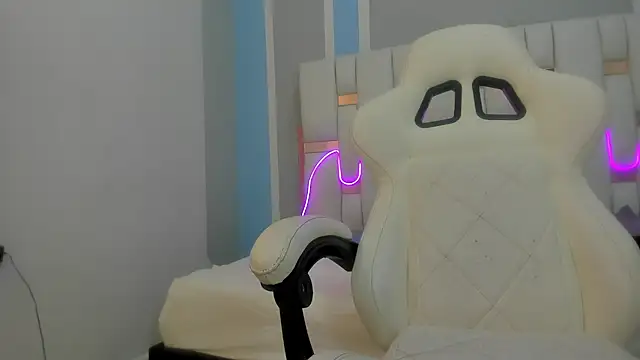 mask red girl online show from 02/11/26, 12:32