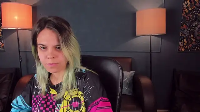 Snapshot of LiraBelle chatting on 11/22/25, 04:44 LiraBelle online show from 11/22/25, 04:44