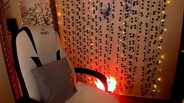 Snapshot of lovelyy_julia chatting on 03/05/26, 05:03 lovelyy julia online show from 03/05/26, 05:03