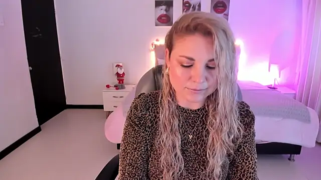 Snapshot of Violeta_Hotter chatting on 11/26/25, 11:11 Violeta Hotter online show from 11/26/25, 11:11