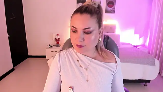 Snapshot of Violeta_Hotter chatting on 12/03/25, 10:57 Violeta Hotter online show from 12/03/25, 10:57