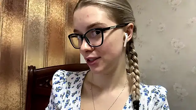 Snapshot of MichikoWienandt chatting on 11/26/25, 05:08 MichikoWienandt online show from 11/26/25, 05:08