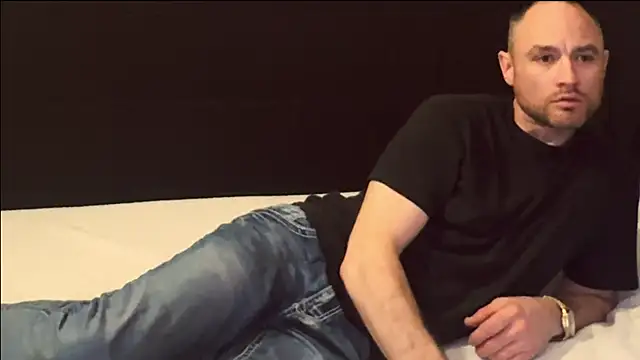 Snapshot of famous1tad chatting on 03/17/26, 01:25 famous1tad online show from 03/17/26, 01:25