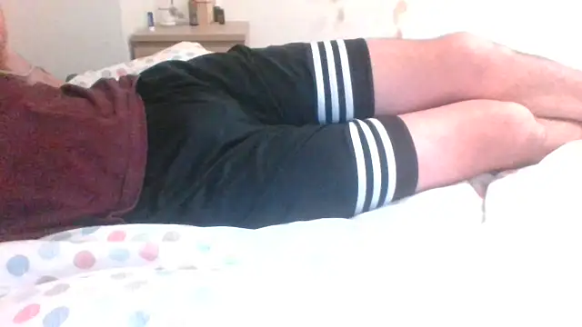 Snapshot of nightbound99 chatting on 11/26/25, 06:42 nightbound99 online show from 11/26/25, 06:42