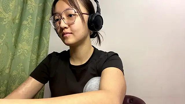 Snapshot of LinaClous chatting on 12/14/25, 01:27 LinaClous online show from 12/14/25, 01:27