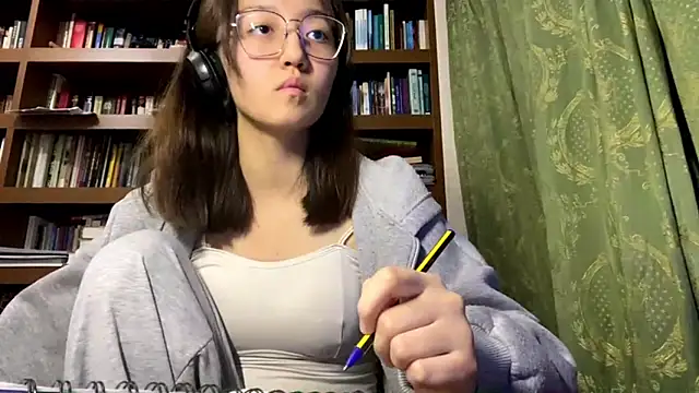 Snapshot of LinaClous chatting on 12/16/25, 03:39 LinaClous online show from 12/16/25, 03:39