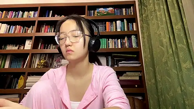 Snapshot of LinaClous chatting on 01/18/26, 04:11 LinaClous online show from 01/18/26, 04:11