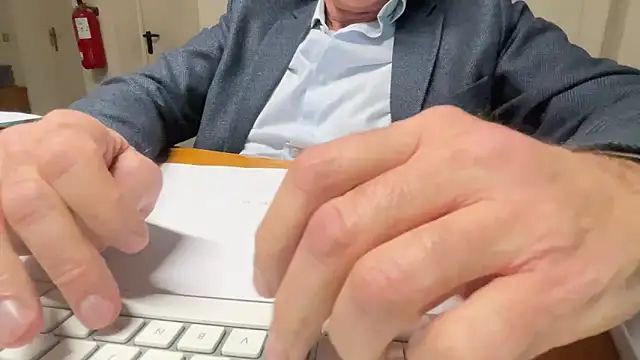 Snapshot of SimonZydar chatting on 11/27/25, 04:20 SimonZydar online show from 11/27/25, 04:20