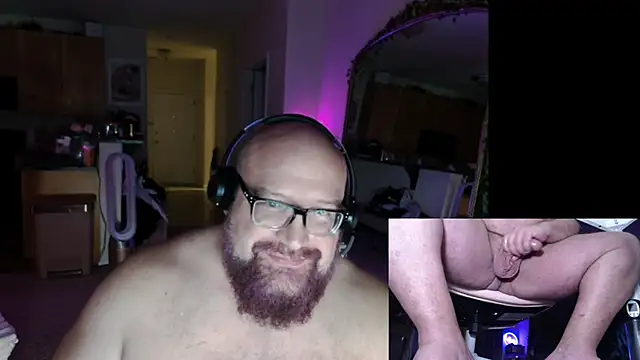 Snapshot of BigBearforCuddles chatting on 04/21/26, 03:02 BigBearforCuddles online show from 04/21/26, 03:02