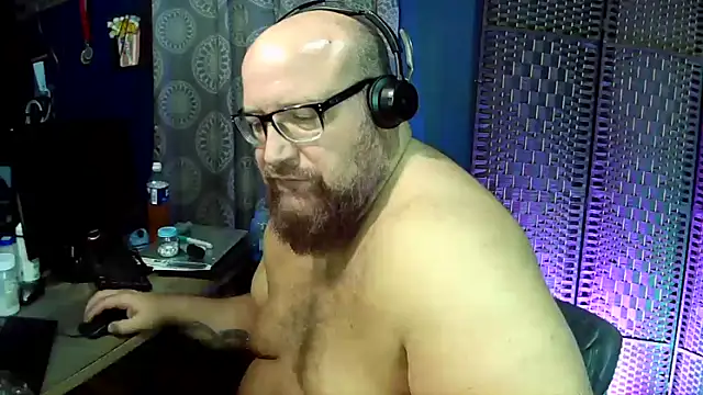 Snapshot of BigBearforCuddles chatting on 04/28/26, 01:48 BigBearforCuddles online show from 04/28/26, 01:48