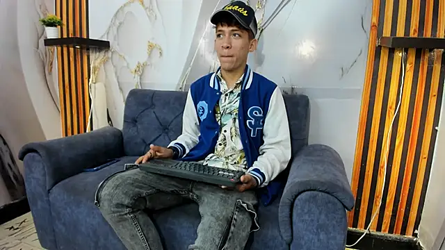 Alex LatinBoy18 online show from 11/23/25, 09:36